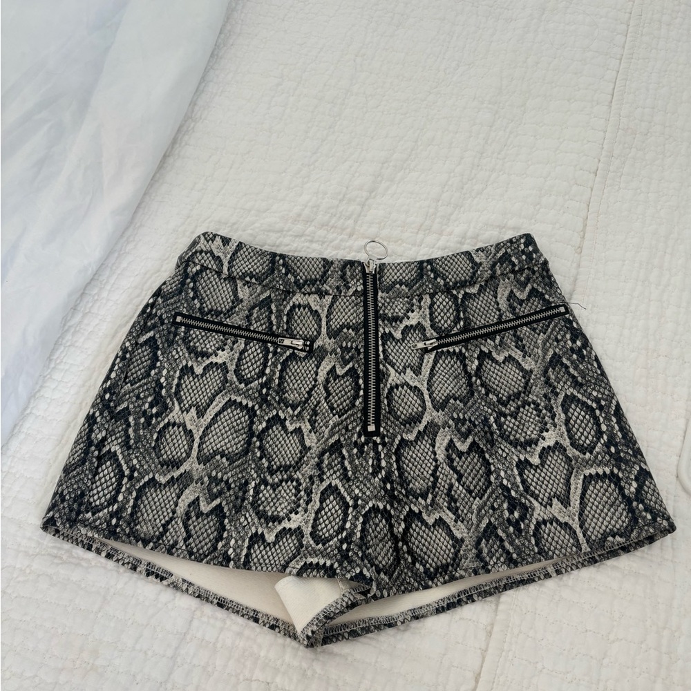 OLIVACEOUS snake print size small short NEVER WORN
